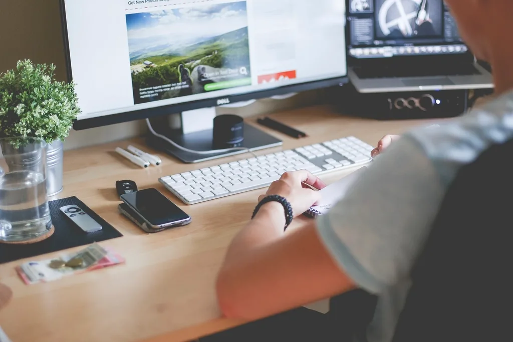 Aufgeräumter Arbeitsplatz mit Monitor – Websites und Hosting